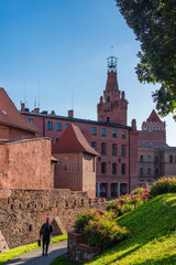 Widok na stare mury Poznania i zabytkową remizę. 