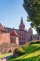 Widok na stare mury Poznania i zabytkową straż pożarną.  - obrazy, fototapety, plakaty