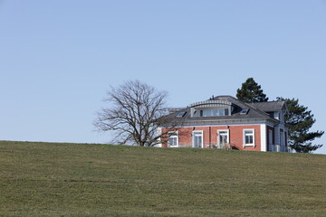 Historisches Gebäude hinter dem Deich in Cuxhaven