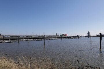 Blick auf den Hafen von Cuxhaven an der Deutschen Nordseeküste	