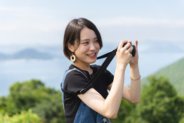 山で撮影するカメラ女子