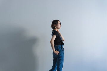 デニムのオーバーオールを着た女性