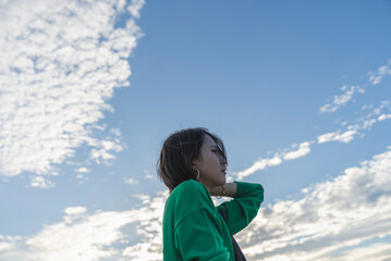 青空と女性