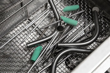 洗浄中の歯科器具