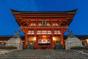 夕暮れ時の伏見稲荷大社