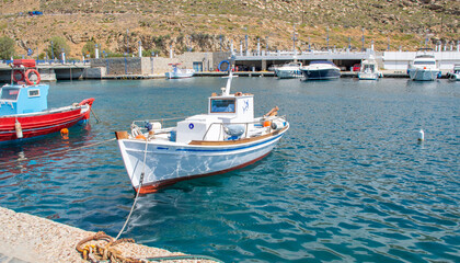 Obraz premium Fischerboot im Hafen Die malerische Hauptstadt Chora bekannt als Mykonos-Stadt auf der beliebten Kykladeninsel Mykonos, Griechenland