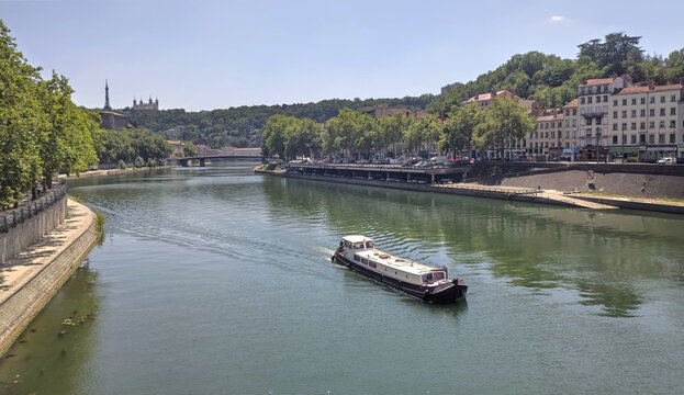 P&eacute;niche sur la Sa&ocirc;ne &agrave; Lyon, Vaise, avec Fourvi&egrave;re en arri&egrave;re plan