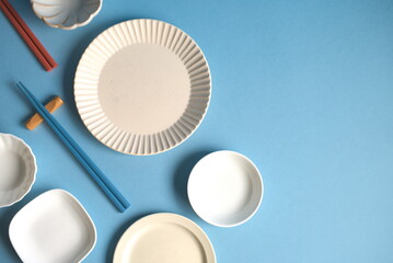 皿と箸と青背景の左寄りの俯瞰写真