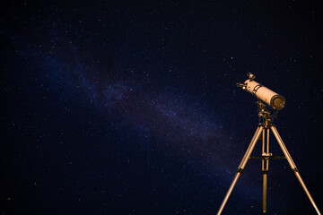 Teleskop mit einem Sternhimmel der Milchstraße im Hintergrund