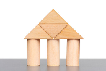 Drei Säulen bilden ein Haus