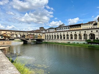 Arkadengang der Uffizien und die Ponte Vecchio in Florenz, Italien