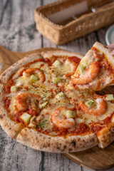 アボカドと小エビのピザ