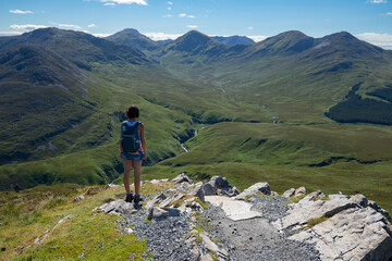 femme qui fait de la randonnée et qui contemple un magnifique paysage de montagne en Irlande. Vue...