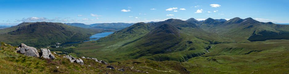 image panoramique représentant un magnifique paysage d'Irlande. Vue spectaculaire sur les...