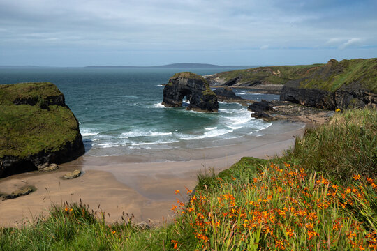 belle vue sur la plage depuis les falaises de Ballybunion en Irlande. ciel bleu et soleil.