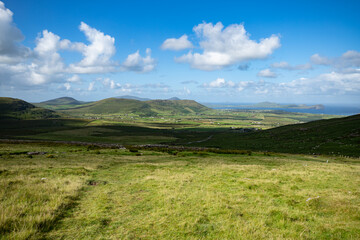 Vue spectaculaire montrant un paysage d'Irlande avec des collines, des prairies vertes et la mer,...