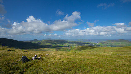 Vue spectaculaire montrant un paysage d'Irlande avec des collines, des prairies vertes et la mer,...