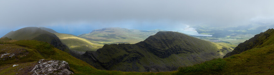 vue panoramique spectaculaire sur un paysage d'Irlande dans le Kerry. Ombre et soleil avec un peu de brouillard au dessus des collines