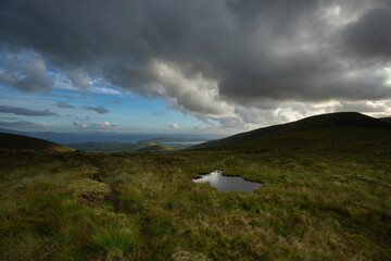 belle vue sur un paysage d'Irlande. Ensemble de lacs avec une belle lumière et un rayon de soleil...