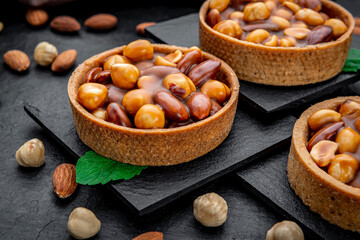 Nut tartlet with hazelnuts, almonds and caramel