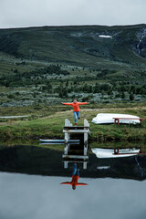 Jeux de reflets sur un lac de montagne en Norvège