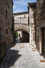 Ruelle de Naves village de caractère près des Vans dans le sud de l'Ardèche