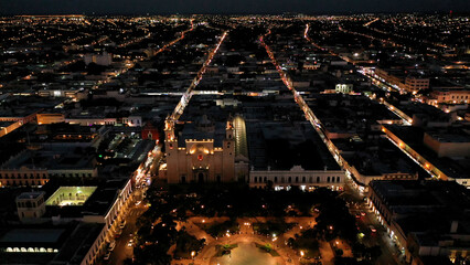 Obraz premium Aerial camera at night looking down and moving over the Cathedral of Merida, Yucatan, Mexico.
