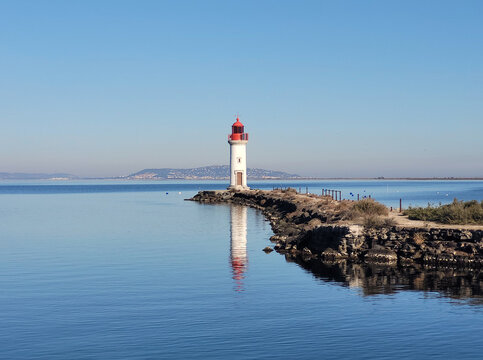 &eacute;tang de Thau &agrave; la pointe des Onglous &agrave; Marseillan. H&eacute;rault Occitanie France. Canal du Midi : embouchure dans la lagune de Thau pr&egrave;s de S&egrave;te.