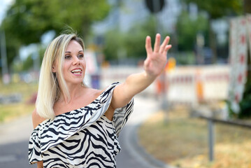 Naklejka premium Animated woman waving to a friend in the street