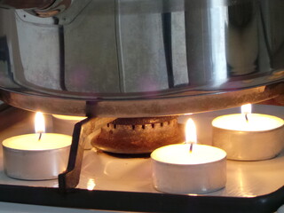 Des bougies réchauffent un plat