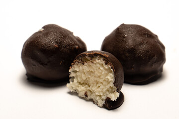 Bombón de coco bañado en chocolate