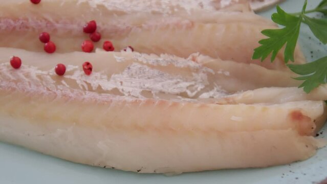filet de colin cru dans une assiette