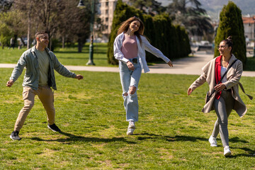 Obraz premium Playing happy people in green field during summer time