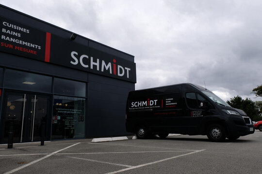 Vannes, France, 25 ao&ucirc;t 2022 : Entr&eacute;e et camionnette du magasin Schmidt de Vannes en Bretagne
