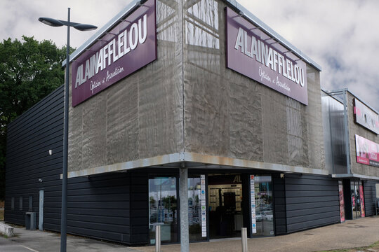 Vannes, France, 25 ao&ucirc;t 2022 : Entr&eacute;e d'un magasin Alain Afflelou dans la zone Copernic de vannes en Bretagne