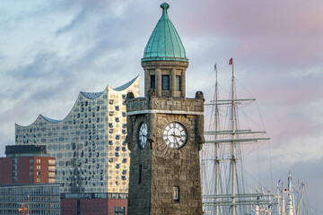 Fototapeta premium Landungsbrücken mit Elbphilharmonie