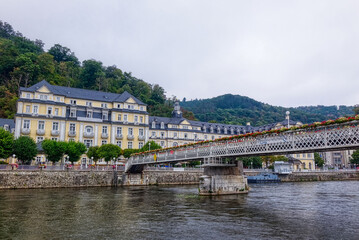 Obraz premium Lahntal und historisches Casino mit Brücke in Bad Ems