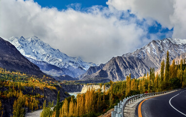 Uitzicht op de Rakaposhi-piek vanaf de Karakoram-snelweg 7.788 m hoog is een 22e hoogste berg op aarde