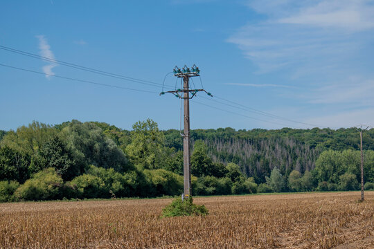 Pillon &eacute;lectrique au milieu d'un champs
