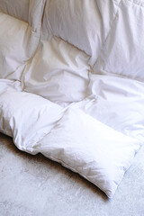 ベッドの掛け布団　白い羽毛布団