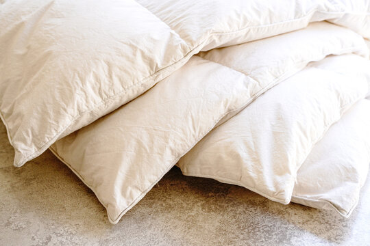 白背景の上に重ねた羽毛布団