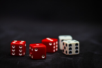 Würfel - Spielen - Spaß - dice on black background - with copy space