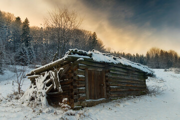 Drewniany dom zimą - obrazy, fototapety, plakaty