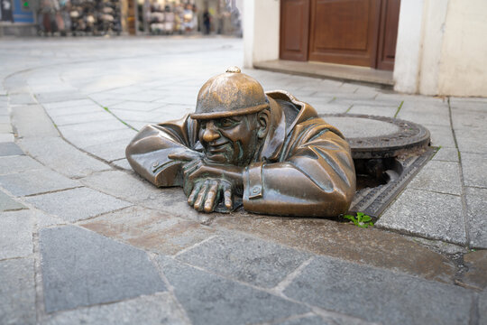 Man at Work Sculpture (Cumil by Viktor Hul&iacute;k , 1997) - Bratislava, Slovakia
