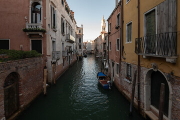 Fototapeta na wymiar vue d'un canal a venise avec les barques et l'architecture typique de la ville romantique en Italie