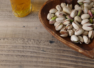 木製の皿にのせたピスタチオ