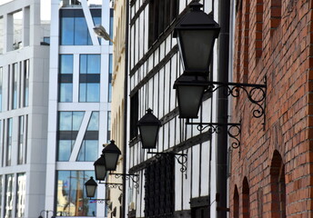 Laternen an Hausfassade  in Danzig