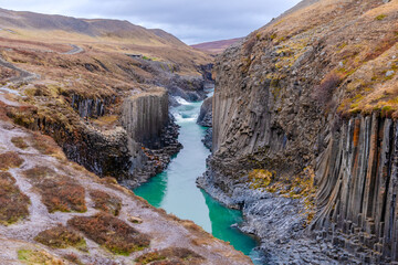 der beeindruckende Stuðlagil Canyon
im osten von Island, durch seine Basaltsäulen und der türkisen Wasserfarbe ist er besonders schön