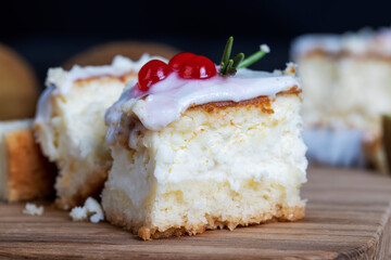 curd cake to cover with icing sugar on top