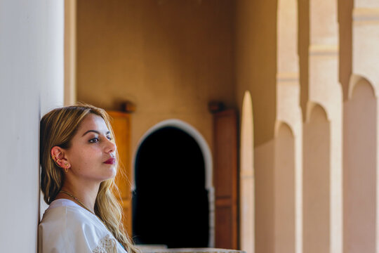 mujer reflexionando en templo 